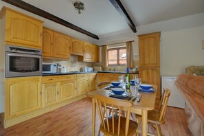 Microwave, oven, high chair, cookware/dishes/utensils - 2 Bed in Lyng (oc-864) (Lyng)