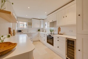 Microwave, oven, dishwasher, cookware/dishes/utensils - 2 Bed in Thorpeness (oc-ab2tl) (Thorpeness)