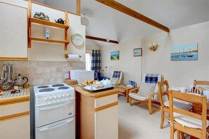 Mikrovågsugn, ugn, barnstol och grytor/köksredskap