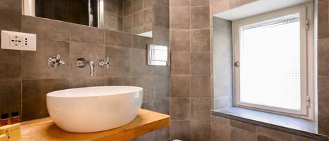 Shower, bidet, towels, toilet paper