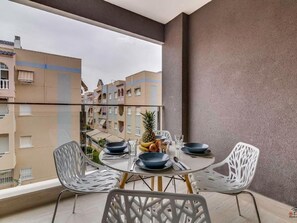 Outdoor dining - "Pinada Beach" mit Schwimmbad by Interhome (La Mata)