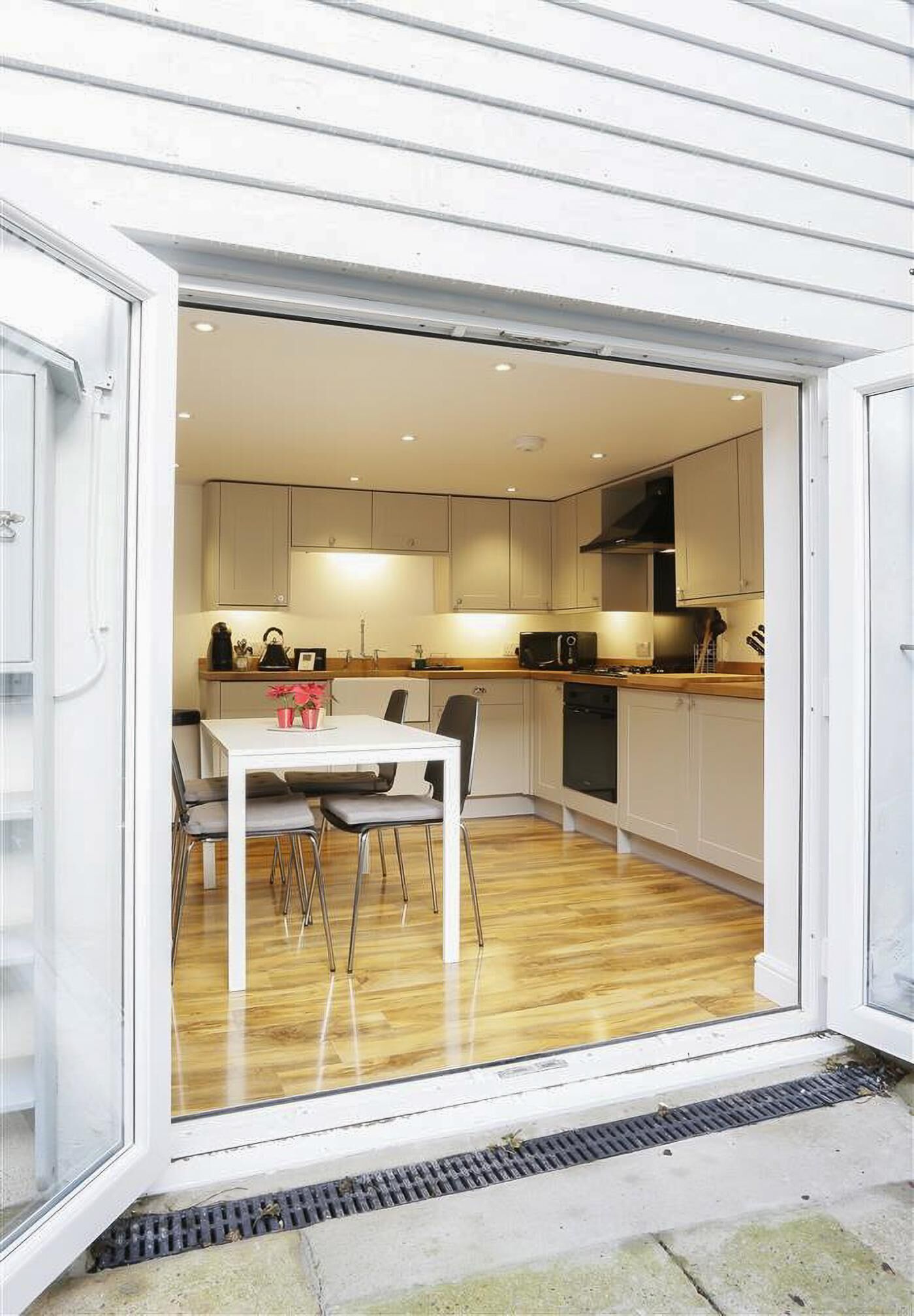 Micro-ondes, four, lave-vaisselle, chaise haute