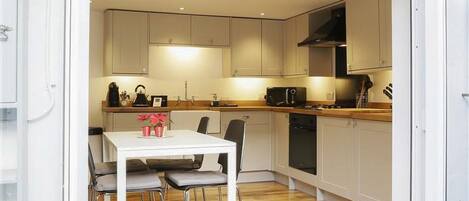 Micro-ondes, four, lave-vaisselle, chaise haute