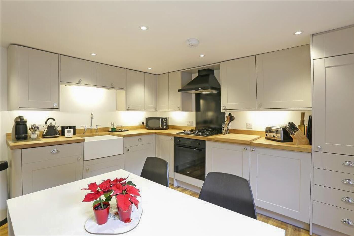 Mikrowelle, Ofen, Geschirrspüler, Hochstuhl