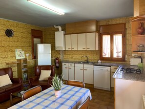 Fridge, microwave, oven, dishwasher - "Cal Serveró." mit Terrasse by Interhome (Peramola)