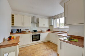 Microwave, oven, dishwasher, cookware/dishes/utensils - 2 Bed in Looe (oc-l30035) (Looe)