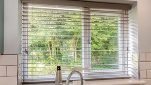 A kitchen with a window, a sink, and a kettle. - 2 Bed in Llanbedrog (oc-3glyny) (Llanbedrog)