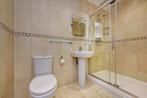 A bathroom with a toilet, sink, and glass-enclosed shower. - 2 Bed in Abersoch (oc-taflia) (Abersoch)