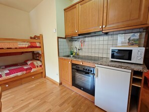 Kühlschrank, Mikrowelle, Ofen, Kochgeschirr/Geschirr/Besteck
