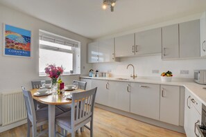 Microwave, oven, dishwasher, cookware/dishes/utensils - 2 Bed in Crackington Haven (oc-p00596) (Crackington Haven)
