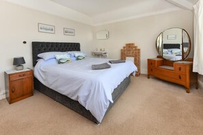 4 bedrooms, iron/ironing board, travel cot, free WiFi - 4 Bed in Abersoch (oc-dolwar) (Abersoch)