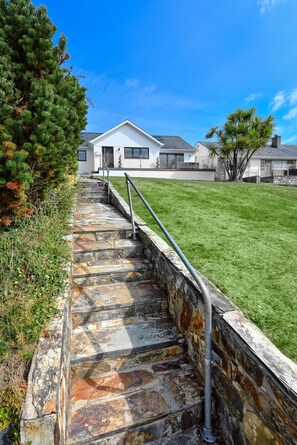 Property grounds - 4 Bed in Abersoch (oc-10caed) (Abersoch)