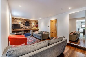 TV, fireplace - 4 Bed in Helmsley (oc-y039) (Helmsley)