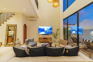 Living area - Top 10%•BatuBolong Villa•8" Ride to Beach•Netflix (Bali)