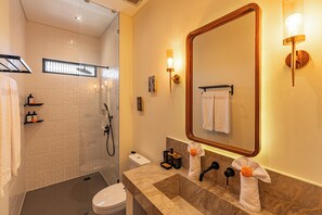 Shower, hair dryer, bidet, towels - Top 10%•BatuBolong Villa•8" Ride to Beach•Netflix (Bali)
