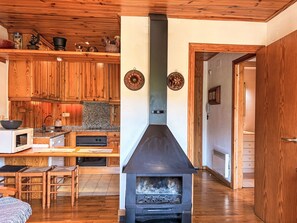 Kühlschrank, Mikrowelle, Ofen, Kochgeschirr/Geschirr/Besteck