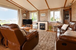 TV - 3 Bed in Dinas (oc-lazyno) (Dinas)