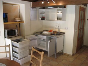 Réfrigérateur, micro-ondes, batterie de cuisine, vaisselle et ustensiles