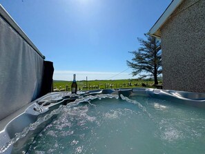 Outdoor spa tub - 3 Bed in Aberdaron (oc-203206) (Aberdaron)