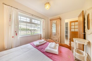 Iron/ironing board, free WiFi, bed sheets - 3 Bed in Aberdaron (oc-203206) (Aberdaron)