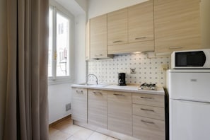 Kühlschrank, Mikrowelle, Ofen, Herdplatte