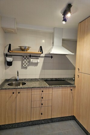 Kühlschrank, Mikrowelle, Kochgeschirr/Geschirr/Besteck