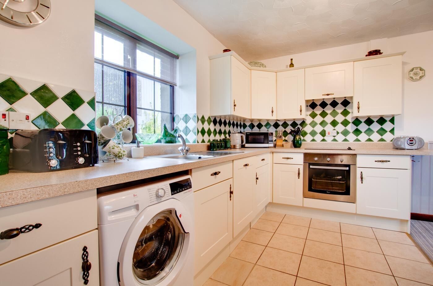 Mikrobølgeovn, ovn, opvaskemaskine, højstol