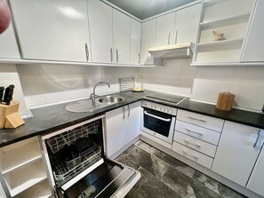 Refrigerador, microondas, horno y lavavajillas 