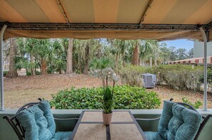 Outdoor dining - Evian 157- 2BR/2BA Pool & Tennis Courts (Hilton Head Island)