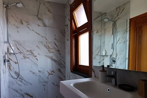 Douche, sèche-cheveux, bidet, serviettes fournies
