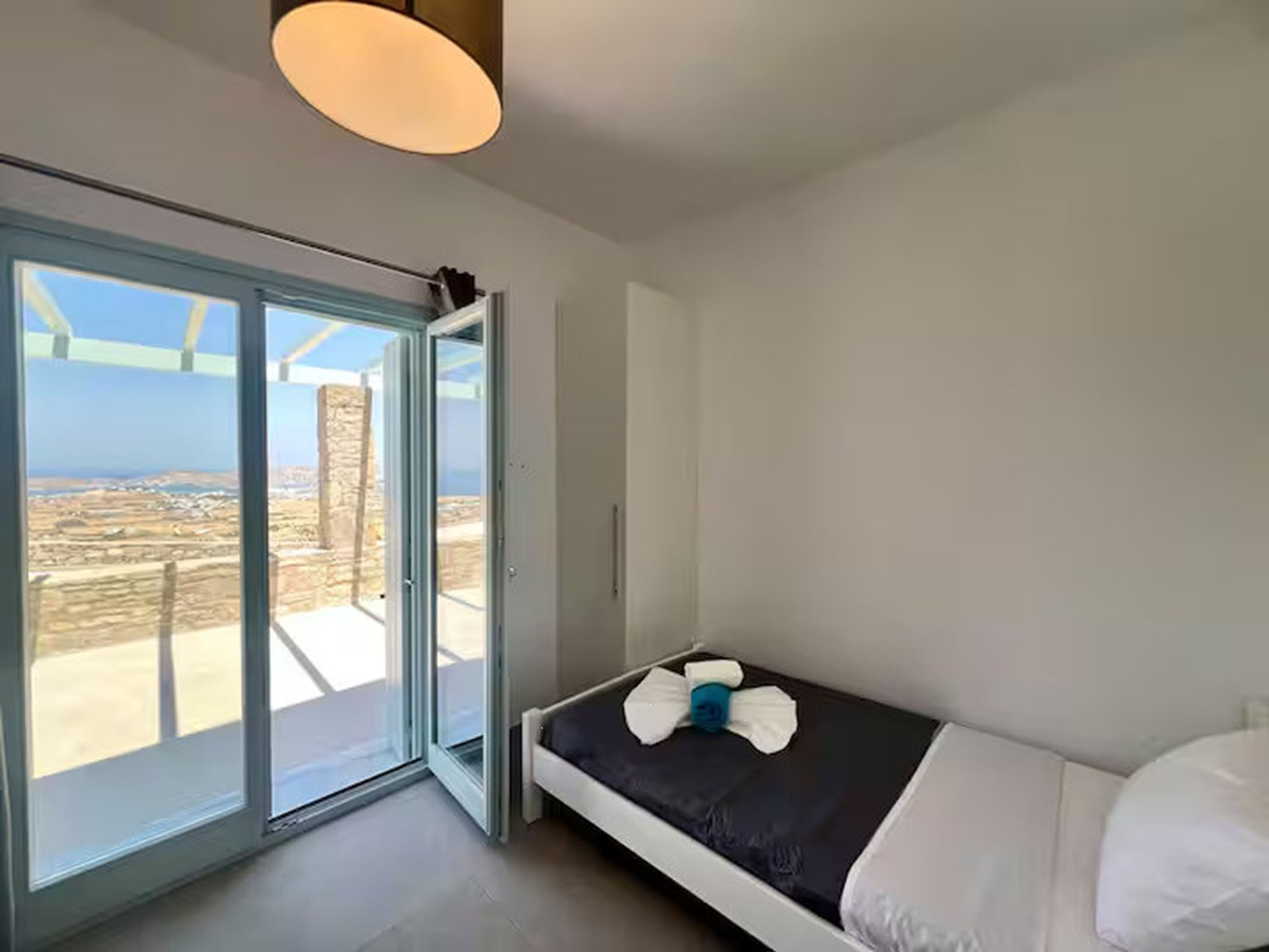 Escritorio, tabla de planchar con plancha, cuna de viaje y wifi gratis 