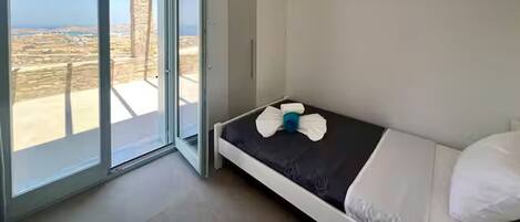 Escritorio, tabla de planchar con plancha, cuna de viaje y wifi gratis