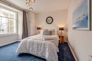 3 habitaciones, tabla de planchar con plancha y cuna de viaje 