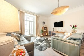 TV - 2 Bed in Tenby (oc-25953) (Tenby)