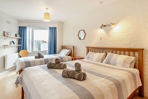 Tabla de planchar con plancha y ropa de cama 