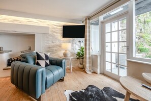 TV - 1 Bed in Tenby (oc-25957) (Tenby)