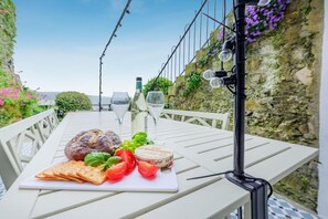 Outdoor dining - 1 Bed in Tenby (oc-25957) (Tenby)
