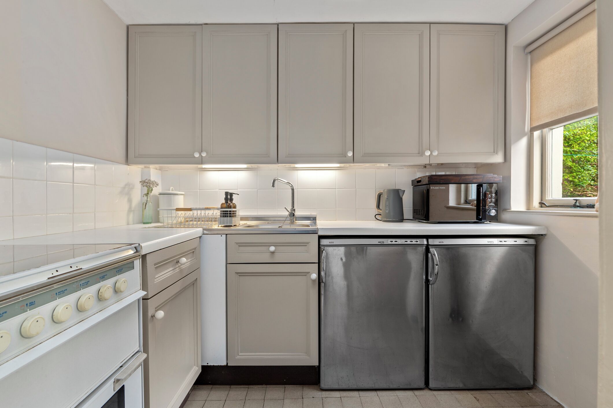 Kühlschrank, Mikrowelle, Ofen, Herdplatte