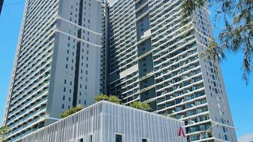 Vista frontal de la propiedad