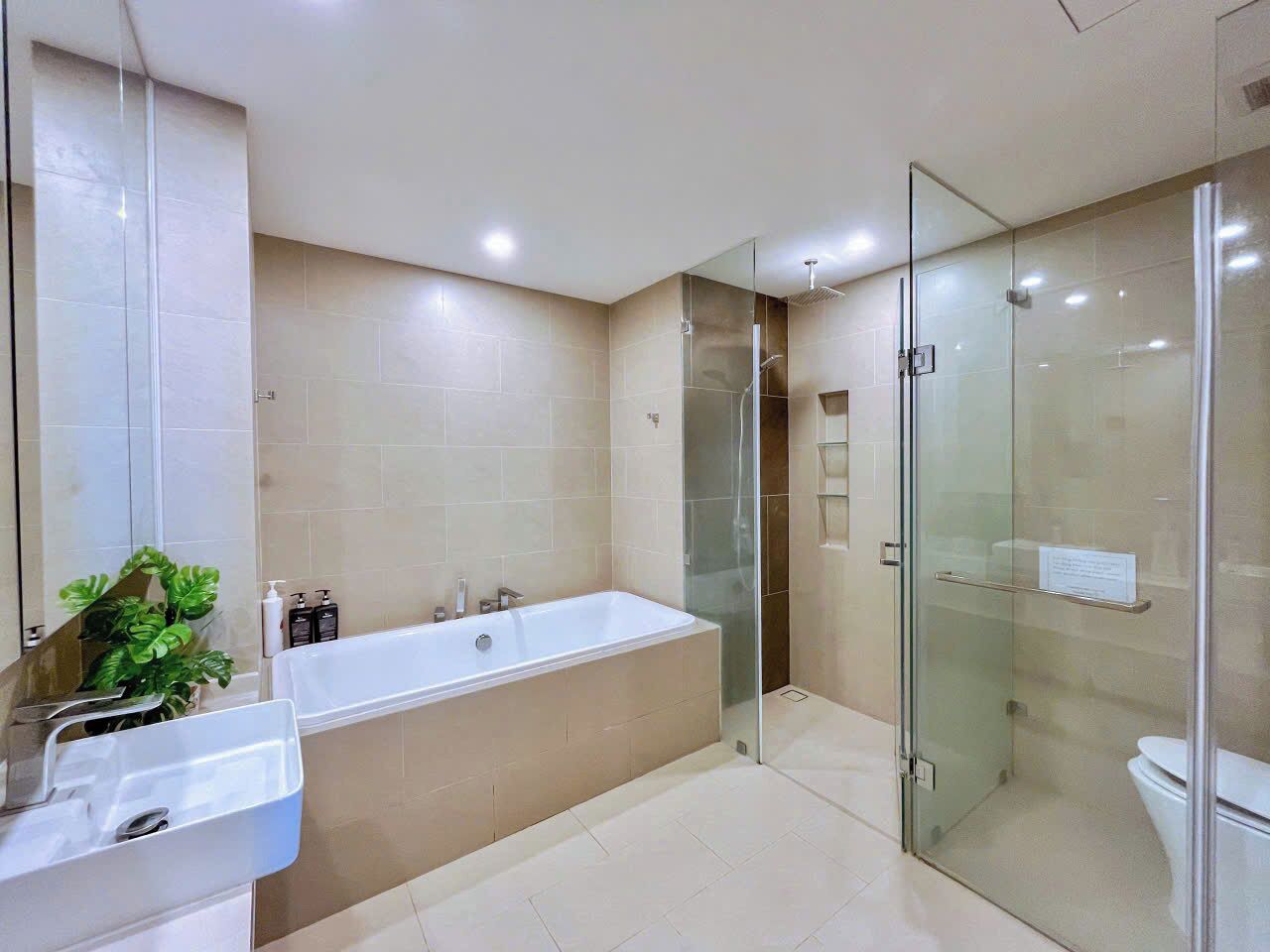 Une salle de bain moderne avec une baignoire, une douche à l’italienne et des toilettes.