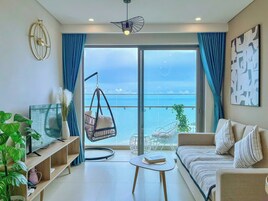 Apartment, 3 Bedrooms, Ocean View | Living area