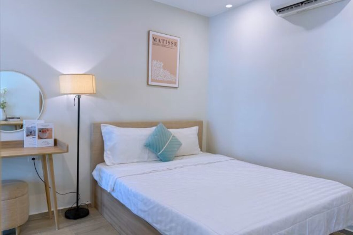 Ropa de cama de alta calidad, escritorio y cortinas blackout 