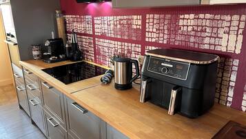 Frigorifero, microonde, forno, piano cottura