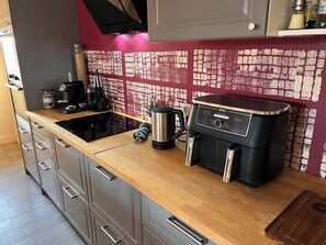 Frigorifero, microonde, forno, piano cottura