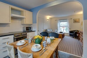 Microondas, horno, lavavajillas y periquera 