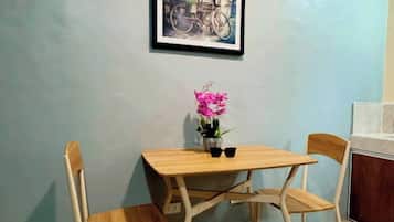 Fridge, dishwasher, cookware/dishes/utensils