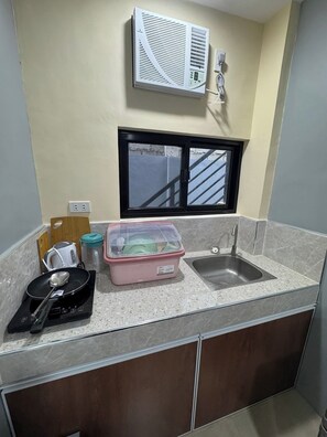 Fridge, dishwasher, cookware/dishes/utensils - Residencia de rubie (Mati)