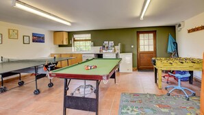 A room with a pool table, foosball table, and a ping pong table. - 2 Bed in New Quay (oc-25595) (Mydroilyn)