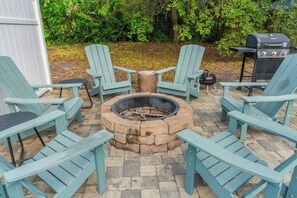 Property grounds - Pelican Perch- 2BR Upstairs Unit- Short Walk To Beach- Firepit (North Myrtle Beach)