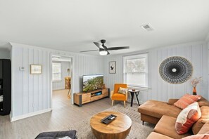 Smart TV - Pelican Perch- 2BR Upstairs Unit- Short Walk To Beach- Firepit (North Myrtle Beach)